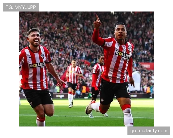 特写：看台上的南安普顿小球迷为球队的每一次抢断欢呼